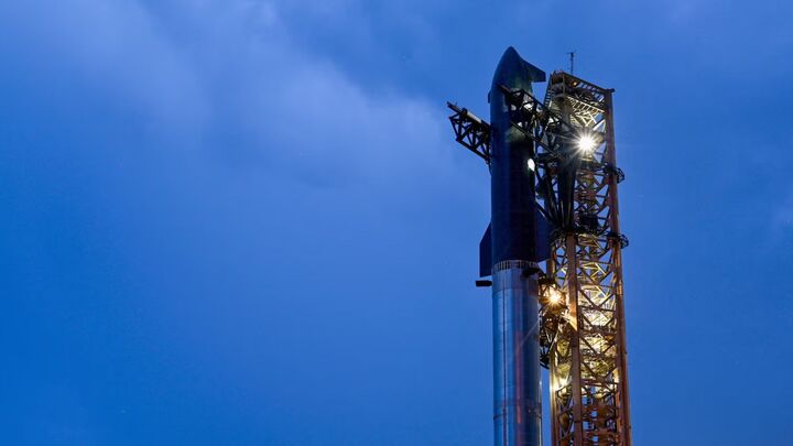 Tàu vũ trụ Starship của SpaceX được đặt trên tên lửa đẩy siêu nặng tại bệ phóng, trước chuyến bay thử nghiệm lần thứ mười, tại khu phức hợp của công ty ở Starbase, Texas, Mỹ. (Ảnh: Reuters)