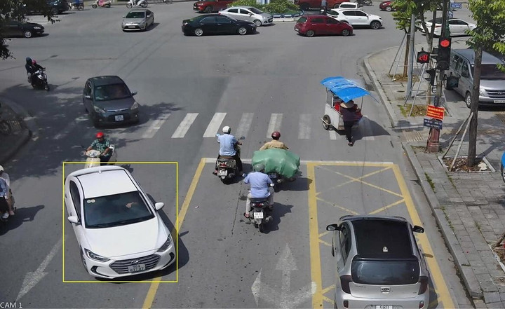 Xe tô tô vi phạm hiệu lệnh vạch kẻ đường. (Ảnh Công an Bắc Ninh).