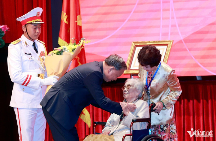 Tổng Bí thư Tô Lâm trân trọng trao danh hiệu Anh hùng Lao động cho nguyên Phó Chủ tịch nước Nguyễn Thị Bình Phát biểu tại lễ kỷ niệm, Tổng Bí thư Tô Lâm chúc mừng nguyên Phó Chủ tịch nước Nguyễn Thị Bình.