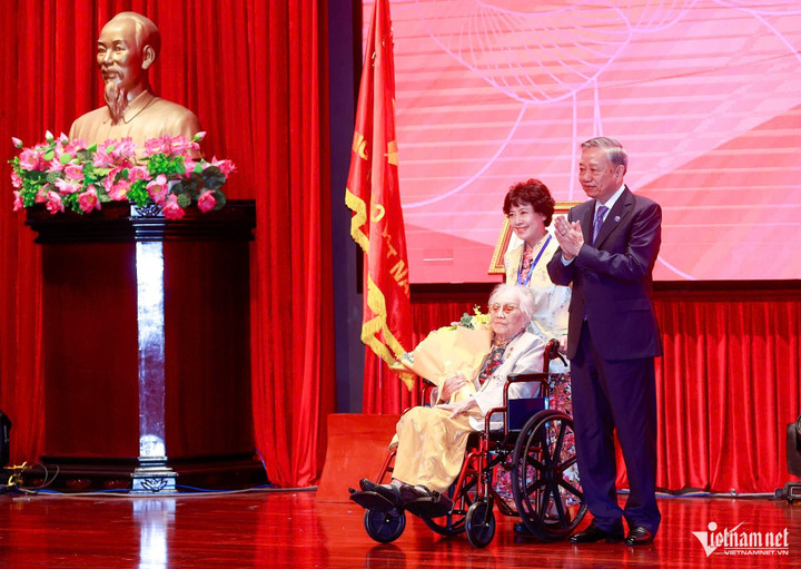 Tổng Bí thư Tô Lâm trao danh hiệu Anh hùng Lao động tặng bà Nguyễn Thị Bình - 2