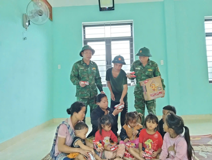 Trong sáng nay, Đồn Biên phòng Cà Roòng phối hợp chính quyền địa phương vận động, di dời 2 hộ/9 khẩu tại bản A Ky về tránh trú bão tại nhà văn hoá cộng đồng của bản, hỗ trợ nước uống, mì tôm ban đầu.