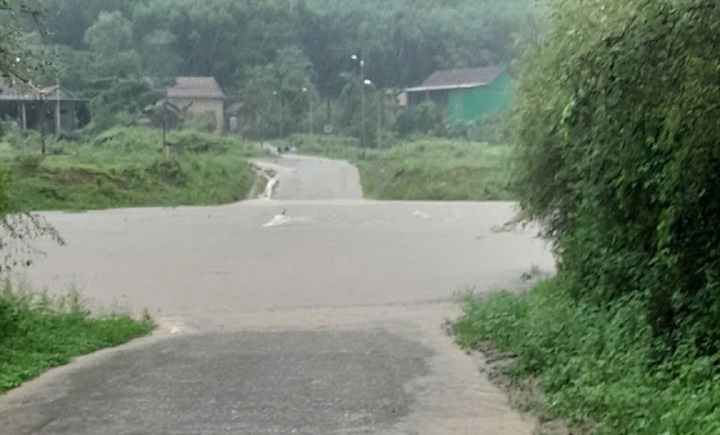 Đồn Biên phòng Cà Xèng thông tin nước khe suối đang lên, cầu tràn thôn Phú Nhiêu (xã Kim Phú) đã ngập sâu khoảng 1m, chiều dài khoảng 30m.