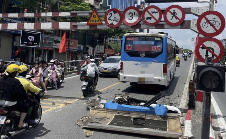 Xe khách đi lên cầu vượt Tây Sơn - Thái Hà làm hư hại biển báo.
