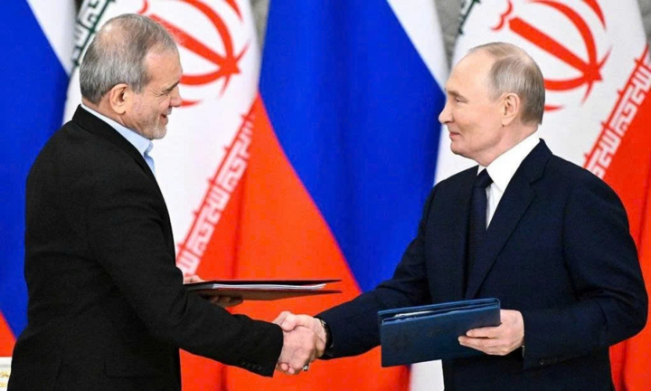 Tổng thống Iran Masoud Pezeshkian và người đồng cấp Nga Vladimir Putin. (Ảnh: Tass)