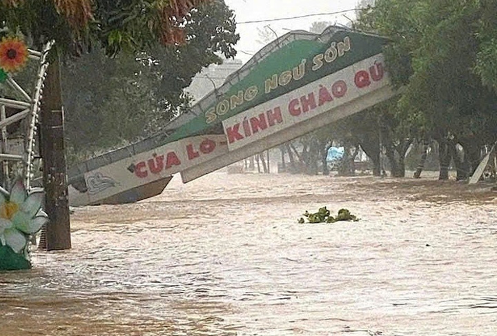 Chiều 25/8, trong lúc bão số 5 đổ bộ, khu vực Cửa Lò (Nghệ An) ngập nặng do nước biển dâng cao, nhiều tài sản bị bão quật hư hỏng. (Ảnh: CTV)