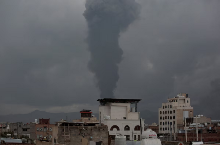 Khói bốc lên từ hiện trường vụ không kích của Israel tại Sanaa, Yemen. (Ảnh: Reuters)