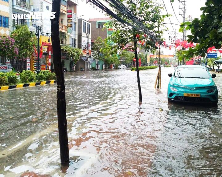 Nhiều tuyến phố khu vực trung tâm thành phố Thái Bình (cũ) bị ngập sâu do ảnh hưởng của hoàn lưu bão số 5.