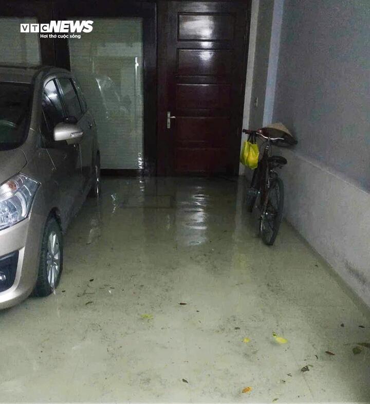 Mưa lớn liên tục khiến nước không thoát kịp, tràn vào cả nhà dân tại nhiều khu vực thuộc tỉnh Hưng Yên.