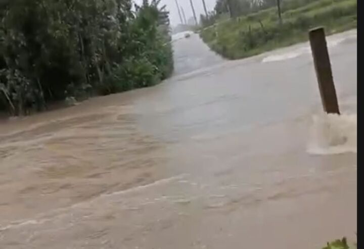 Tại ngầm Khe Đá (thôn Hạ Lý, xã Hòa Trạch), mực nước dâng cao, chảy xiết, tiềm ẩn nguy hiểm cho người dân cùng du khách. UBND xã Hòa Trạch đã đặt rào chắn, phát tin cảnh báo, tuyệt đối không qua lại khu vực này.