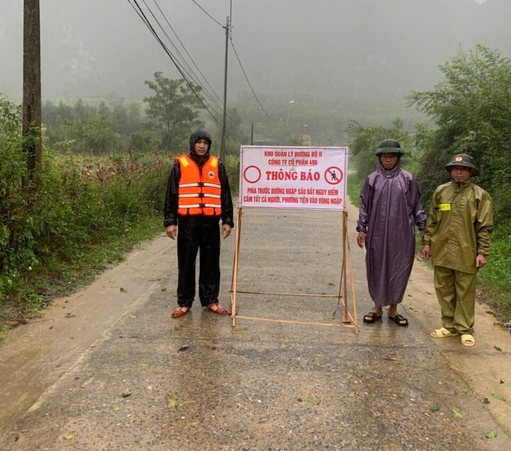 Đơn vị đã phối hợp với ban cán sự thôn Phú Nhiêu đặt biển báo nguy hiểm, cấm người dân qua lại.