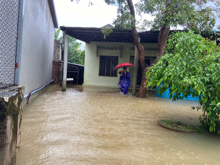 Nhiều nhà dân ở xã Hòa Trạch (tỉnh Quảng Trị) bị ngập do mưa lớn, đường vào xã Cảnh Dương cũ bị chia cắt.