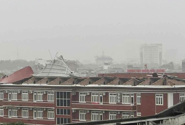 Gió bão cuốn mái tôn Trường THPT Huỳnh Thúc Kháng. (Ảnh: Báo Nghệ An)