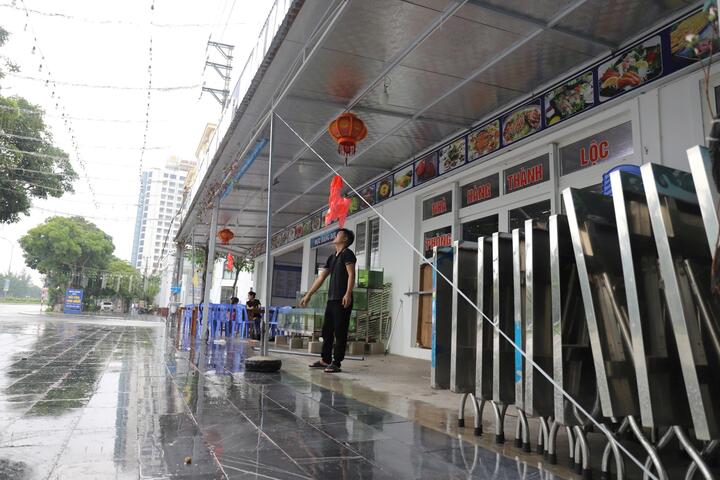Các địa phương ở miền Trung đang cấp tập, chủ động chằng chống nhà cửa, hàng quán, di dời người dân, tài sản đến nơi an toàn để chống bão số 5. (Ảnh: Lê Hùng)