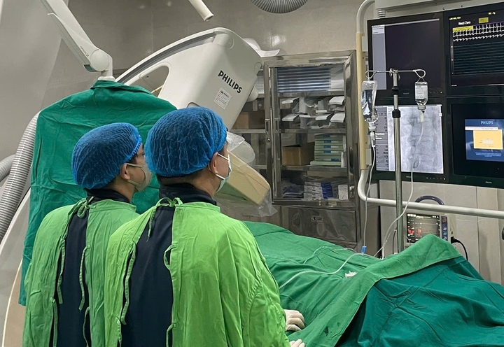 Bác sĩ thực hiện can thiệp mạch vành cho bệnh nhân. (Ảnh: BVCC)