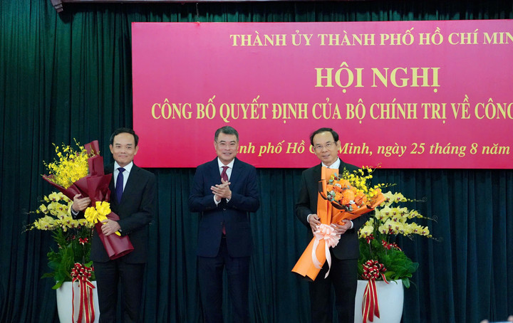 Bí thư Trung ương Đảng, Trưởng ban Tổ chức Trung ương Lê Minh Hưng tặng hoa chúc mừng ông Nguyễn Văn Nên và ông Trần Lưu Quang. (Ảnh: Lương Ý)