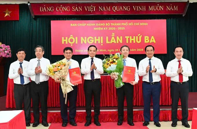 Bí thư Thành ủy Trần Lưu Quang, Chủ tịch UBND TP.HCM Nguyễn Văn Được tặng hoa chúc mừng ông Nguyễn Mạnh Cường và ông Dương Anh Đức. (Ảnh: SGGP)
