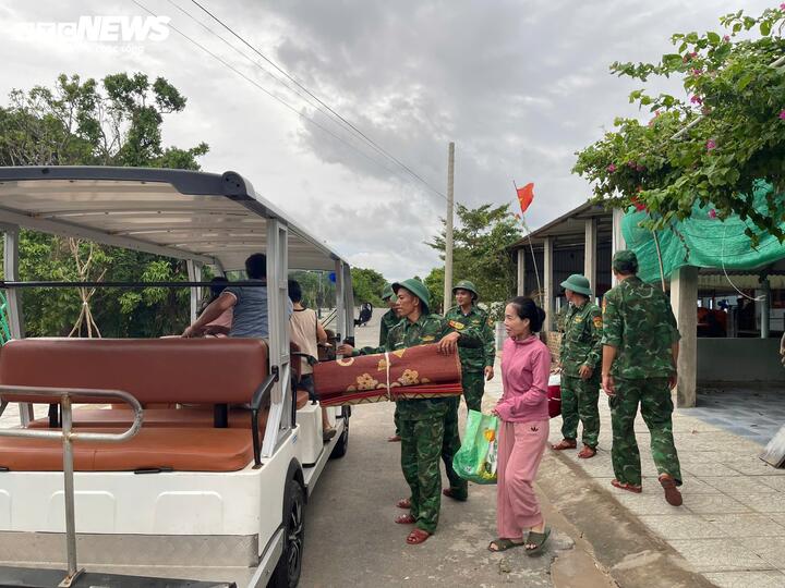 Lực lượng Bộ đội Biên phòng Quảng Trị đang di dời người dân sinh sống trên đảo Cồn Cỏ đến nơi tránh trú an toàn.