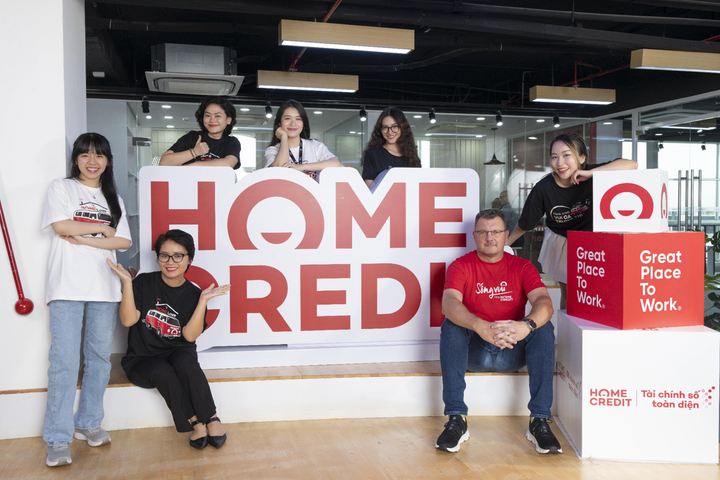 Ông Jakub Kudrna cùng đội ngũ nhân viên Home Credit Việt Nam. (Ảnh: Home Credit)