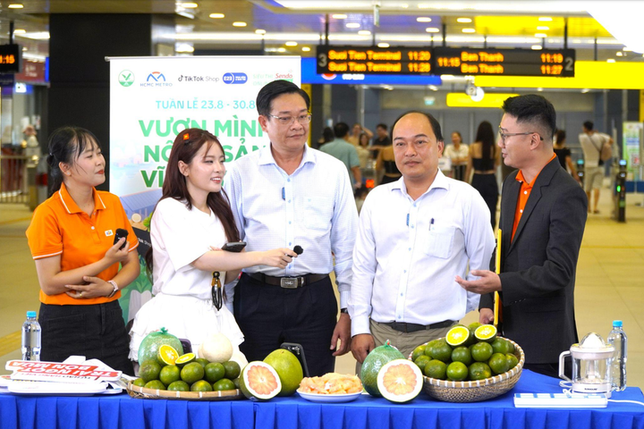 Ông Phạm Phước Trãi - Phó Giám đốc Sở Công thương tỉnh Vĩnh Long cùng ông Lê Minh Triết - Giám đốc Công ty TNHH MTV Đường sắt số 1 TPHCM đến phiên Livestream của Nhà sáng tạo Ngọc Kem.