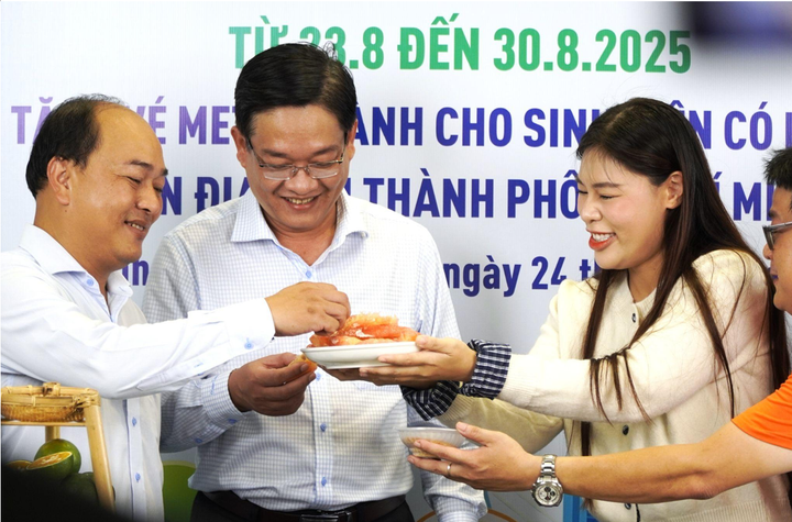 Ông Phạm Phước Trãi - Phó Giám đốc Sở Công thương tỉnh Vĩnh Long cùng ông Lê Minh Triết - Giám đốc Công ty TNHH MTV Đường sắt số 1 TPHCM đến phiên Livestream của Nhà sáng tạo Phương Oanh Daily.