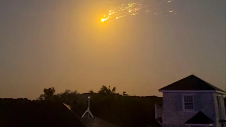 Các mảnh vỡ còn lại sau vụ nổ của tàu vũ trụ Starship thuộc SpaceX, rơi xuống ngoài khơi Bahamas (Mỹ) ngày 6/3/2025. (Ảnh: Reuters)