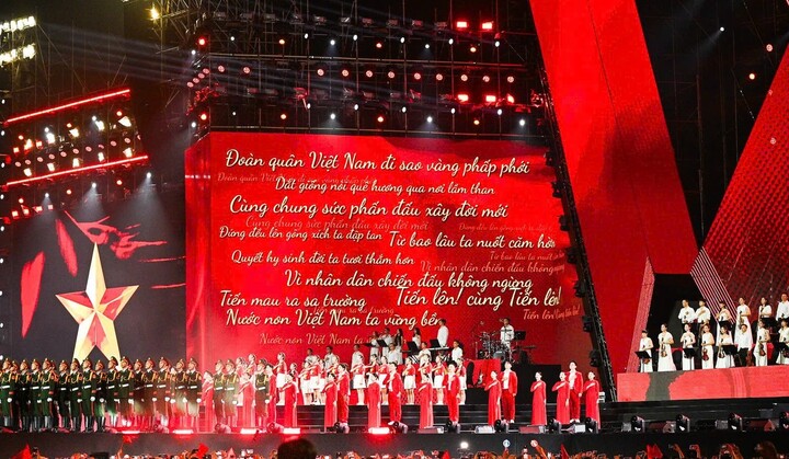 Tiến quân ca hùng tráng vang lên trong concert Tổ quốc trong tim. Ảnh: SVVN)