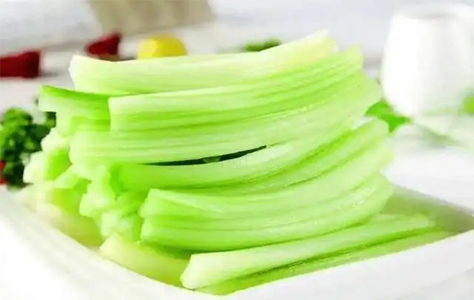 Cần tây dù tốt nhưng không nên ăn quá nhiều. (Ảnh: Sohu)