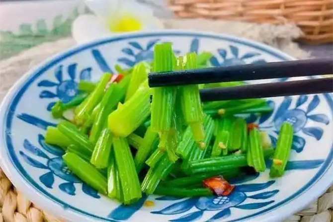 Khi xào cần tây cần lưu ý lượng dầu mỡ để tránh gây ảnh hưởng tới sức khỏe. (Ảnh: Sohu)
