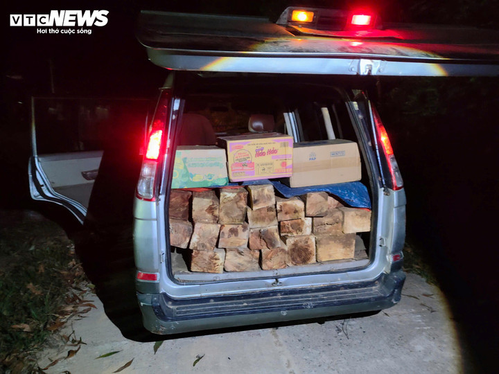 Số gỗ trên chiếc xe bị lực lượng chức năng phát hiện.