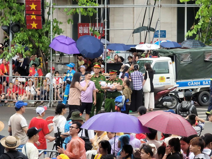 Cảnh sát Phòng cháy chữa cháy và Cứu nạn cứu hộ Công an TP Hà Nội giúp đỡ gia đình đưa cháu bé bị co giật vào Bệnh viện đa khoa Xanh Pôn. (Ảnh: Minh Tuệ)