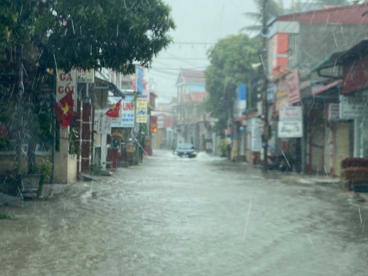Từ sáng nay, do ảnh hưởng của bão số 5 (tên quốc tế Kajiki), các địa phương trên địa bàn tỉnh Quảng Trị xuất hiện mưa to đến rất to khiến nhiều khu vực thấp trũng bị ngập cục bộ.