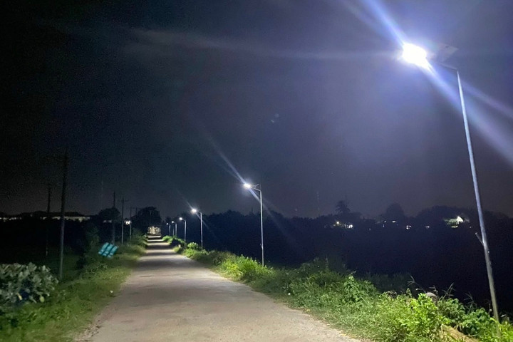 Với sức trẻ của hàng nghìn sinh viên và sự đồng hành của Quỹ Vì tương lai xanh (Tập đoàn Vingroup), những con đường quê từ các xã vùng sâu, vùng xa ở Lạng Sơn, đến bản làng giáp biên giới A Lưới (Huế) hay ven biển xã Sơn Mỹ (Lâm Đồng) đang dần bừng sáng về đêm.