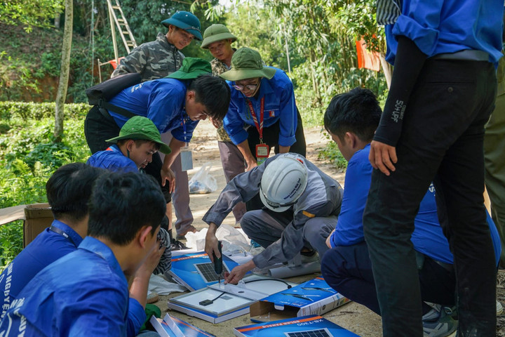 Các bạn sinh viên Viện Công nghệ Thông tin & Truyền thông – Đại học Bách Khoa Hà Nội cùng người dân địa phương lắp đặt đèn năng lượng mặt trời. Quá trình này đòi hỏi sự tỉ mỉ và cẩn thận trong từng chi tiết để đảm bảo hệ thống hoạt động hiệu quả.