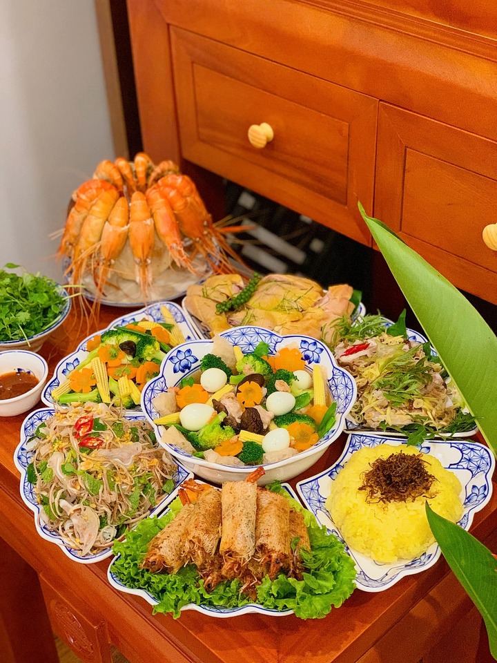 Mâm lễ mặn cúng Rằm tháng 7 được bày đủ màu sinh động. (Ảnh: Thuy Linh Do)