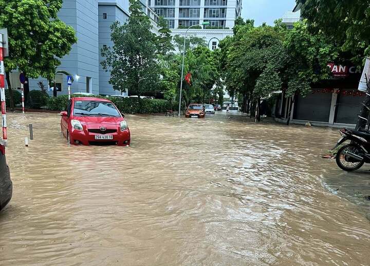 Nước ngập nửa bánh xe ô tô.