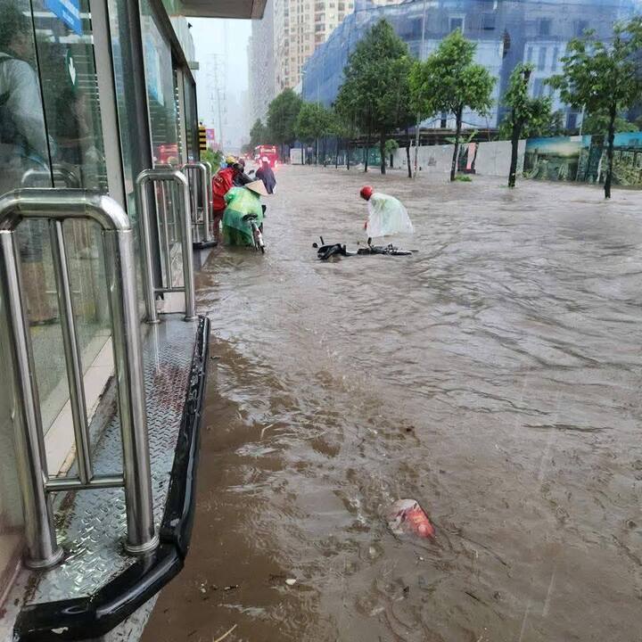 Xe chết máy bị cuốn trôi trên đường Lê Văn Lương.