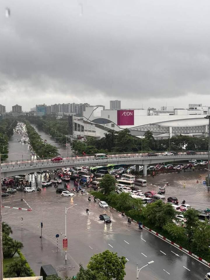 Tuyến đường trước cửa Aeon Mall sang Cổ Linh đang có tình trạng ùn ứ xe do ngập. Nhiều người đi làm qua đây bảo nhau nên rẽ sang đường khác.