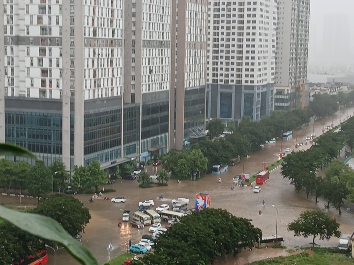 Khu Ngoại giao đoàn, phường Từ Liêm ngập sâu khiến nhiều xe chết máy, gây ra ách tắc cục bộ.
