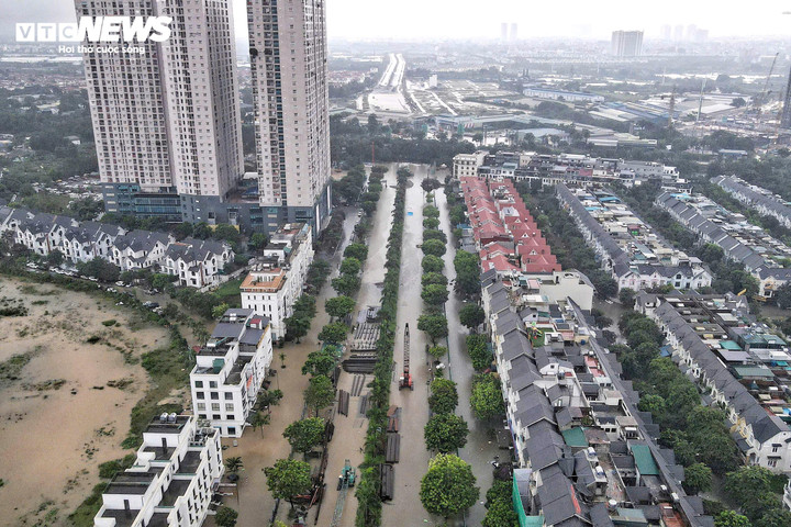 Đường dẫn từ Đại lộ Thăng Long vào cổng chào khu đô thị Nam An Khánh là khu vực thường xuyên xảy ra ngập lụt nặng khi mưa lớn xảy ra.