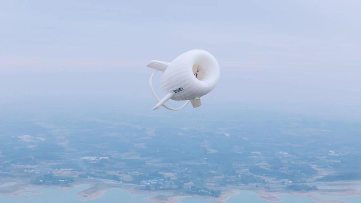 Bức ảnh chụp ngày 10/10/2024 cho thấy tuabin gió nổi S500 (BAT) đang hoạt động trên không, tạo ra điện tại Vũ Hán, Trung Quốc. (Nguồn: Xinhua)