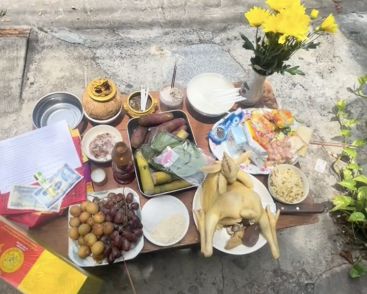 Mâm cúng cô hồn đặt ngoài trời, trước cửa nhà. (Ảnh: @tonyppham8x)