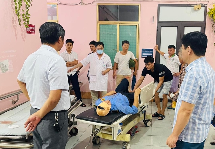 Lốc xoáy ở Ninh Bình khiến 14 người nhập viện, một người tử vong