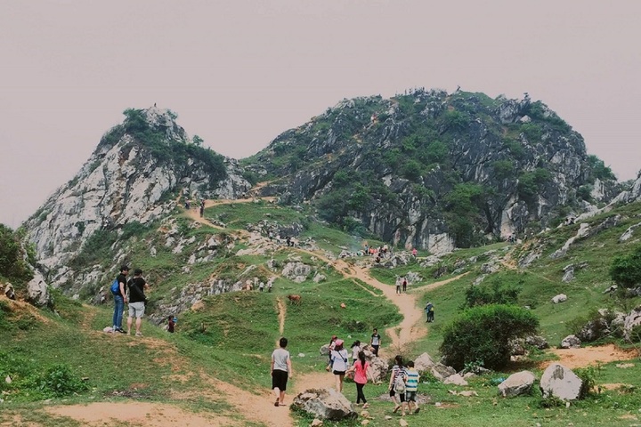 Zona turistică Tram Mountain atrage turiști. (Foto: Ziarul Armatei Populare).