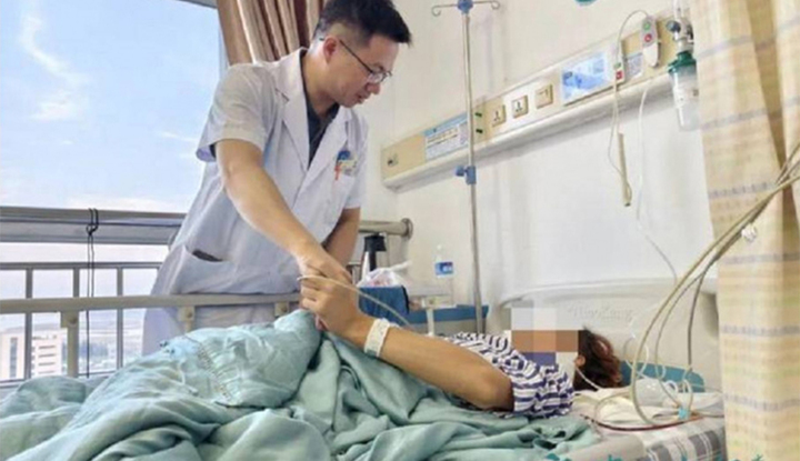 Tiểu Đông bị liệt do thói quen cúi mặt xem điện thoại.