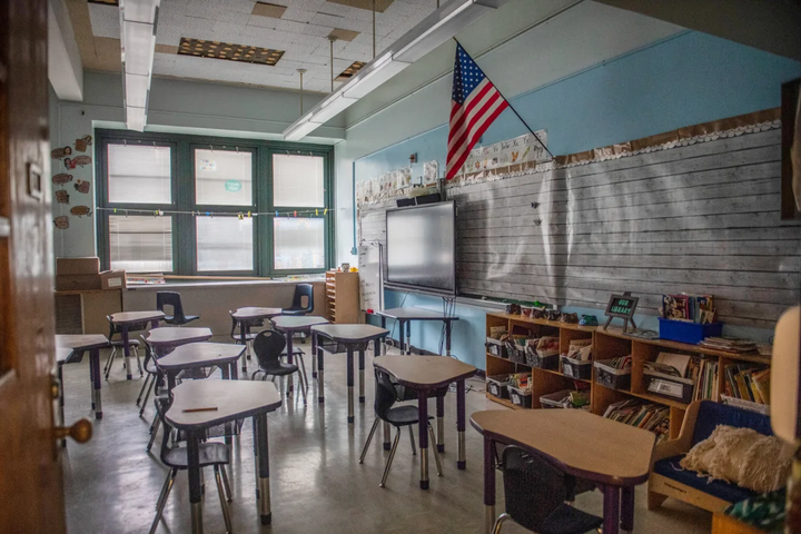 Một lớp học tiểu học không học sinh tại New York, Mỹ. (Nguồn: AP)