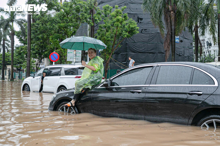 “Tôi gọi cứu hộ từ sớm nhưng họ cũng kẹt, không vào được ngay. Xe thì ngập nửa bánh, nếu cố khởi động sẽ hỏng máy. Đành ngồi chờ thôi”, nam tài xế chia sẻ.