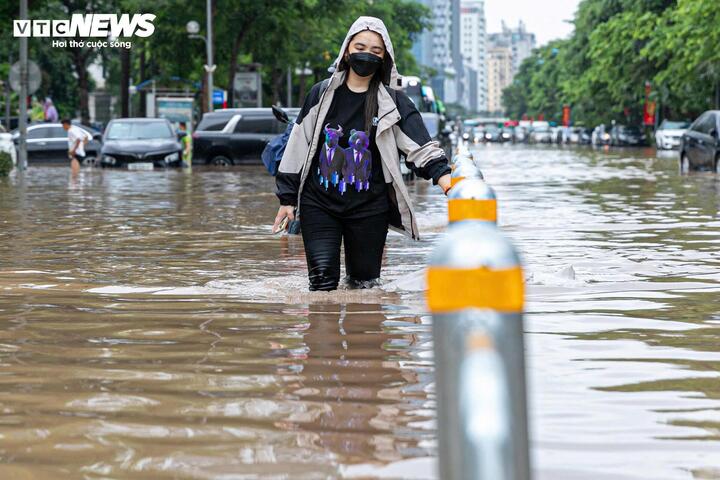 Hà Nội chìm trong biển nước sáng 26/8 do ảnh hưởng của hoàn lưu bão số 5.