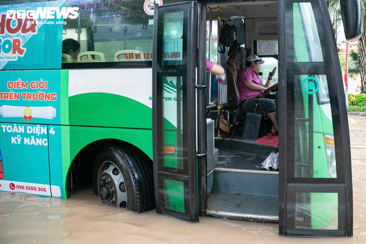 Tại khu vực gần trung tâm thương mại Lotte Mall, nhiều ô tô chết máy giữa làn nước, tài xế không thể xoay xở.