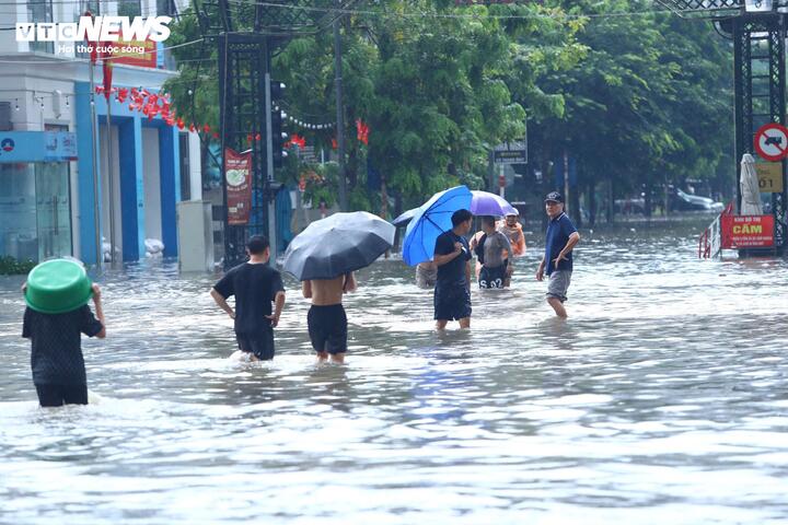 Hà Nội ngập tứ bề sau trận mưa lớn kéo dài từ đêm qua đến chiều nay.