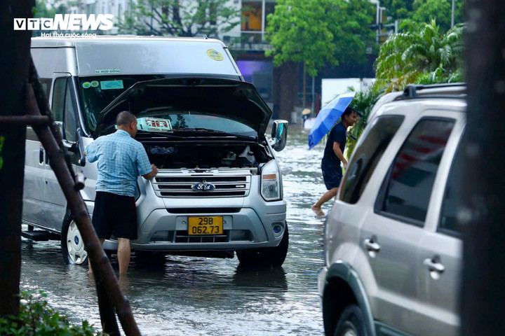 Người Hà Nội bắt cá giữa đường, 'đắp đê' chắn nước trước hầm xe - 11